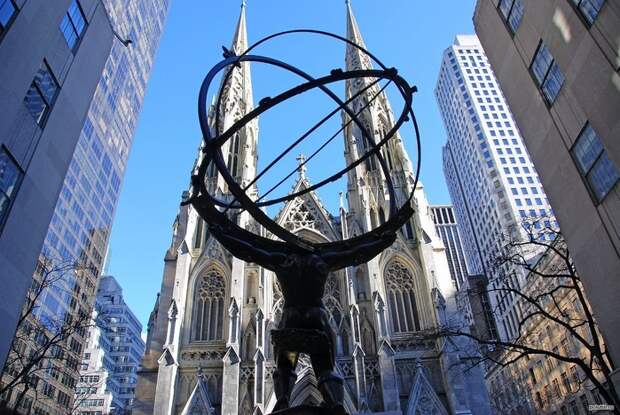1310939282_new-york-city-rockefeller-center-05-atlas-statue-and-st-patricks-cathedral (700x468, 302Kb)