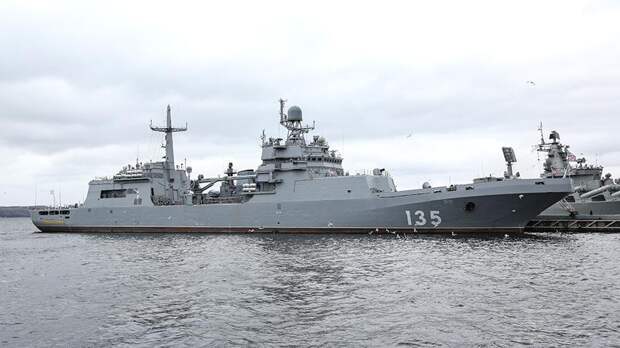Большой десантный корабль проекта 11711 «Иван Грен» Северного флота РФ у причала Североморска