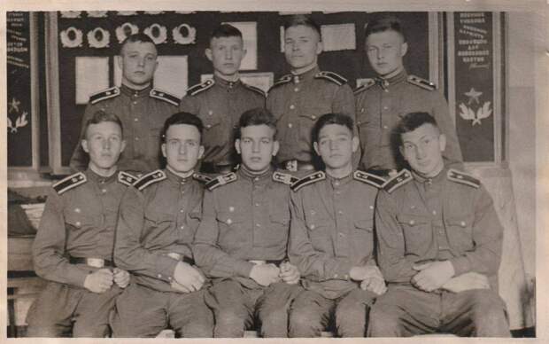 1957 год. Автомобильное военное училище г. Орджоникидзе. Мой папа сидит второй слева. Молодые, вся жизнь впереди. Прислала «Irina».jpg