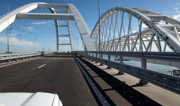 На Крымском мосту временно перекрыли движение автотранспорта