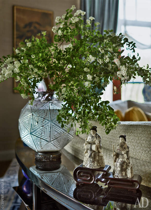 Фрагмент гостиной. На консоли по эскизам дизайнера стоит ваза, Lalique, и японские нэцке XIX века.