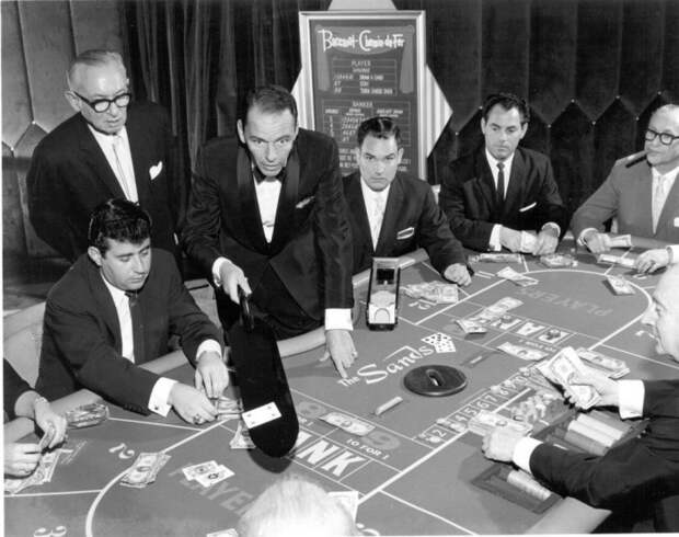 Фрэнк Синатра, играет в одну из самых старых карточных игр.