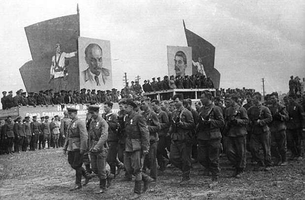 Парад партизан в Минске. 16 июля 1944 г. Фото: minsk-old-new.com