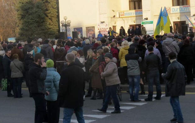 Более 200 жителей Мариуполя вышли на митинг против блокады Донбасса