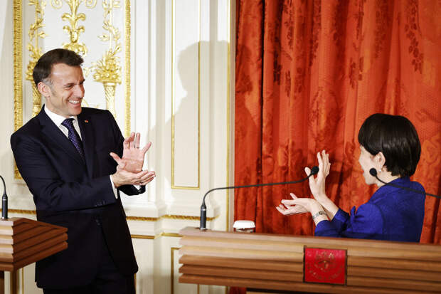 Макрон и премьер Японии обменялись жестом "Камехамеха" из японской манги