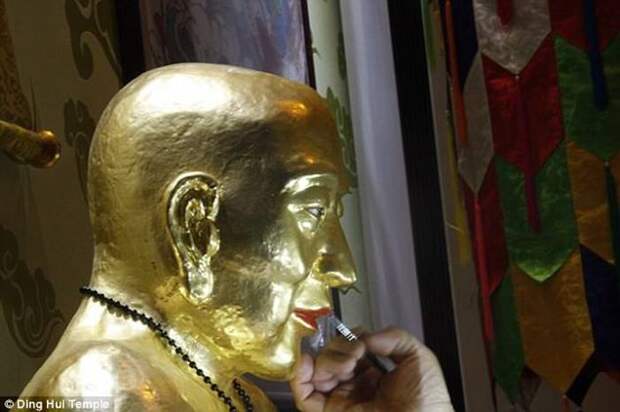 У 1000-летней позолоченной мумии буддийского мастера обнаружили здоровые кости и целый мозг