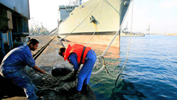 Рабочие в порту города Порт-Судан на Красном море