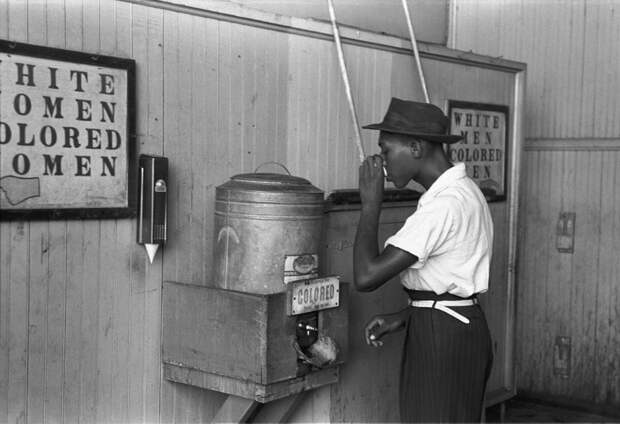 _Colored__drinking_fountain_from_mid-20th_century_with_african-american_drinking