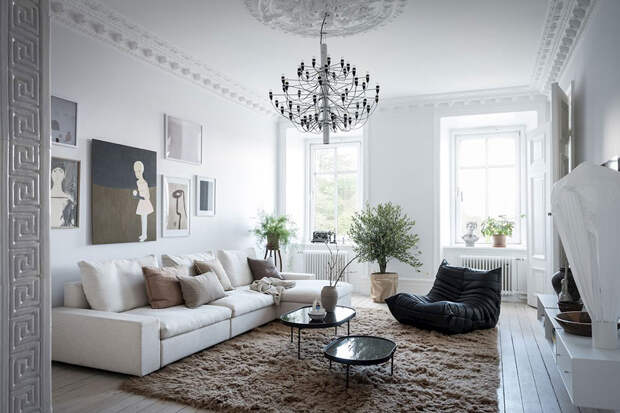 Великолепная белая квартира с живыми деревьями в качестве декора в Гетеборге