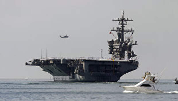 Авианосец ВМС США Карл Винсон выходит из порта Сан-Диего. 22 августа 2014 года Авианосец ВМС США Карл Винсон выходит из порта Сан-Диего. 22 августа 2014 года