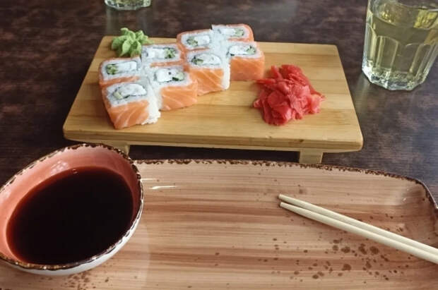 Диетолог Парецкая предупредила о риске хранения роллов с сырой рыбой