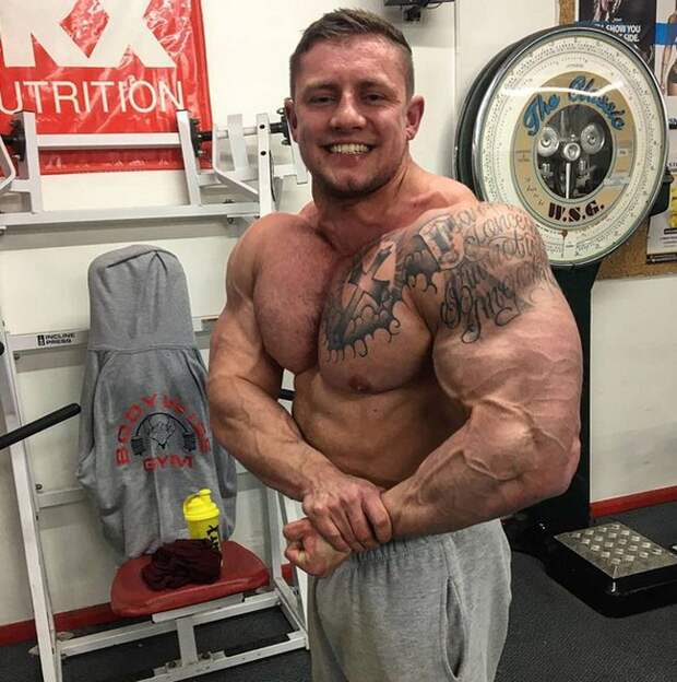 Впечатляющая трансформация британского культуриста (9 фото)