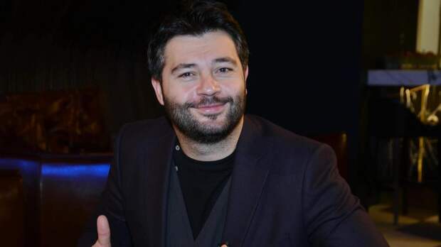 Девушка, станцевавшая с Алексеем Чумаковым, прервала молчание: «Ничего вызывающего»