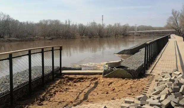 На набережной в Оренбурге начали перекладывать «поплывшую» плитку