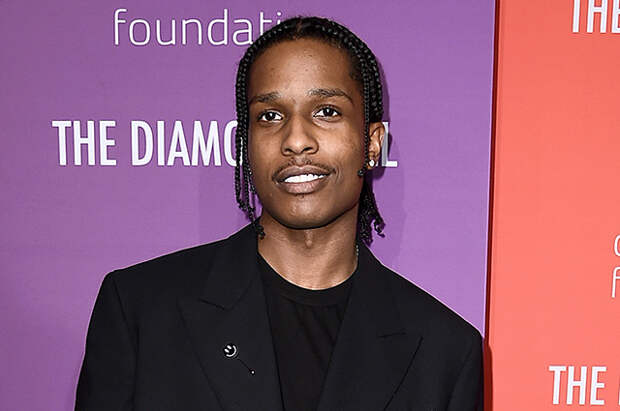 Бойфренд Рианны A$AP Rocky в центре скандала: в его доме найдено оружие, которое проходит по делу о нападении, его самого уличили во флирте с другой женщиной
