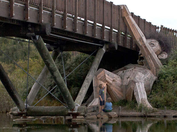 Оскар под мостом деревянные гиганты, скульптура, художник