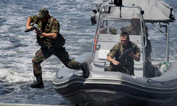 День ВМФ во Владивостоке: плавающий БТР и Нептун 1-го ранга День ВМФ во Владивостоке: плавающий БТР и Нептун 1-го ранга