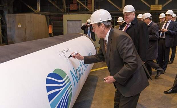 Председатель совета директоров Nord Stream 2 Герхард Шредер и главный исполнительный директор Nord Stream 2 Маттиас Варниг после экскурсии по трубному заводу Europipe в Мюльхайме. Германия, 2006 Председатель совета директоров Nord Stream 2 Герхард Шредер и главный исполнительный директор Nord Stream 2 Маттиас Варниг после экскурсии по трубному заводу Europipe в Мюльхайме. Германия, 2006
