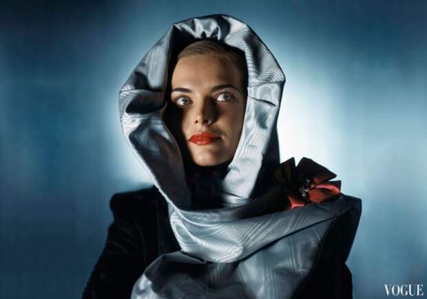 Модель в светло-голубом шелковом капюшоне от Хэтти Карнеги, 1945 год.