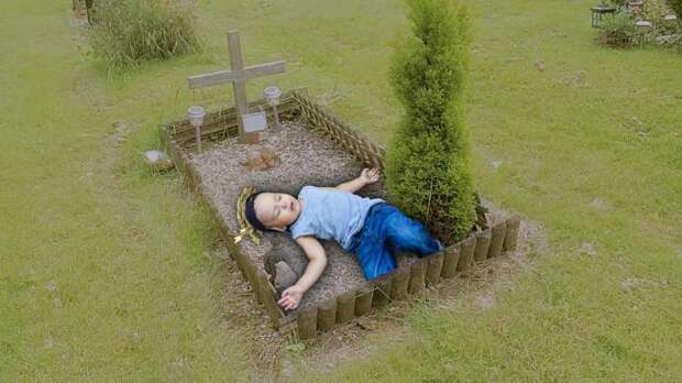 Старушка встретила на кладбище спящего на могиле мальчика, и вместо подушки у него был венок – и тут она увидела знакомое лицо