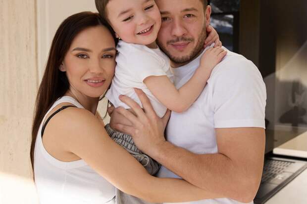 Певица Серябкина выложила фото с мужем Георгием и сыном