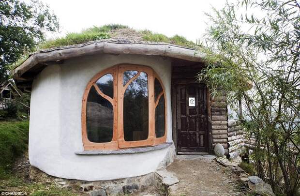 Пара построила эко-дом с тремя спальнями всего за £ 27 000,  используя вторичные материалы домик хоббита, своими руками, эко-дом