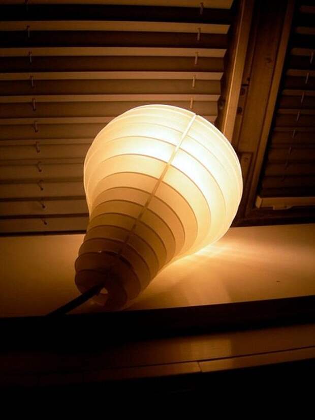Решение создать такой прекрасный светильник в виде лампочки, что однозначно понравится и создаст невероятно теплую атмосферу.