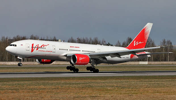 Самолет Boeing 777-200 авиакомпании ВИМ-Авиа в аэропорту Пулково в Санкт-Петербурге