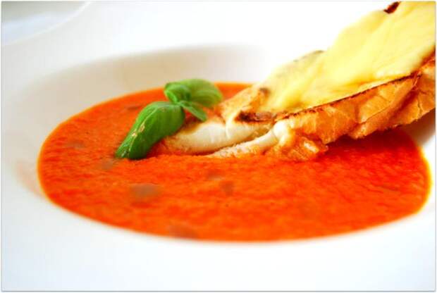 Лёгкий томатно-морковный крем суп с гренкой.