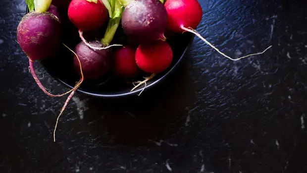 Диетолог Плещева порекомендовала отказаться от редиса при подагре и беременности