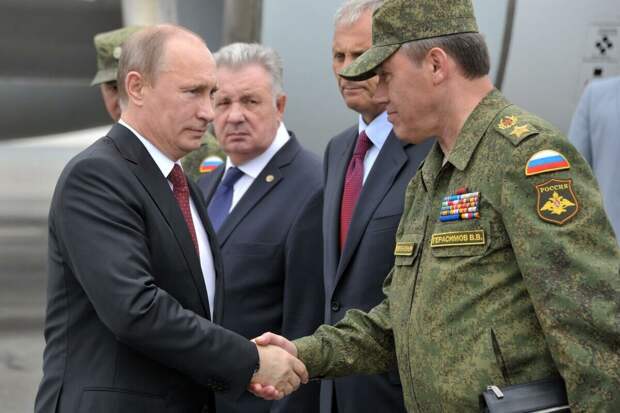 Первый вопрос, который возник в воскресенье, сразу же после назначения Сергея Шойгу на должность секретаря Совбеза, звучал так: «А кто встанет у руля Генштаба?».-6