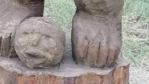 Ой, мамочки! Жители Ростошей удивлены странными деревянными фигурами в парке «Ивушка»