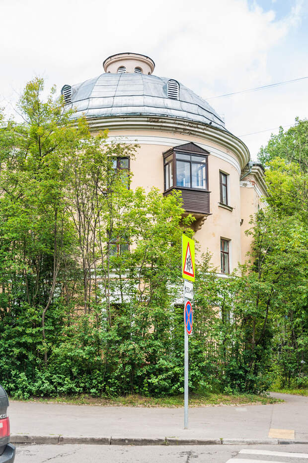 Ансамбль жилых домов «На Октябрьском поле», ротонда углового дома, улица Маршала Мерецкова, 6