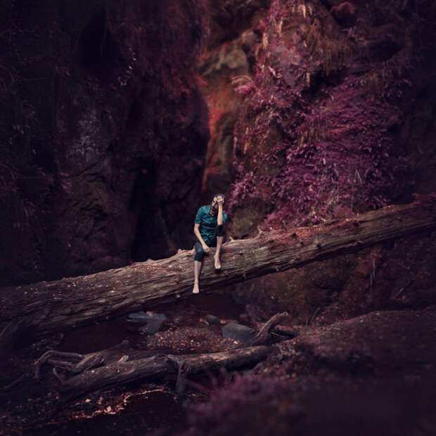 Заблудившийся в таинственном лесу. Автор: Leigh Eros.