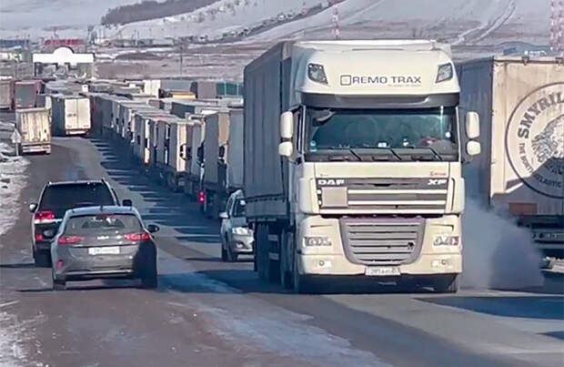 Около 300 фур застряли на границе России и Казахстана