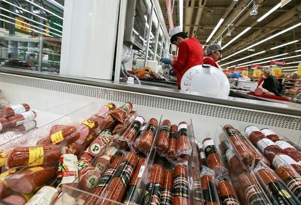 Самые похищаемые из магазинов в России товары — сыр, колбаса и конфеты