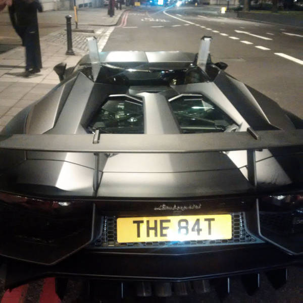 Суперкар Lamborghini Aventador SV бросили на улице после ДТП (14 фото) Суперкар Lamborghini Aventador SV бросили на улице после ДТП (14 фото)