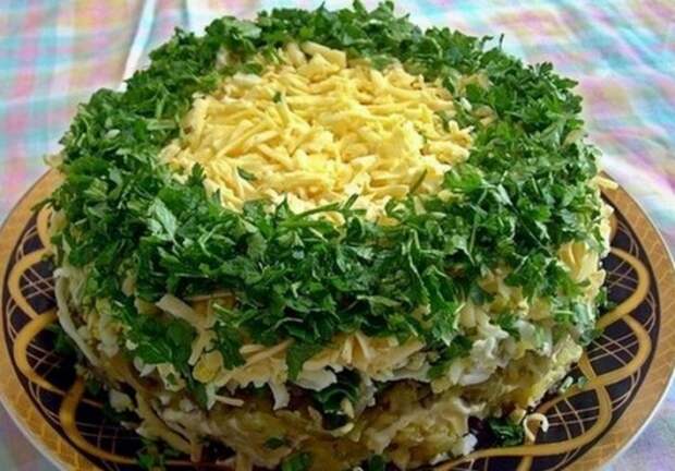 ГРИБЫ ПОД ШУБОЙ — ВКУСНЕЙШИЙ САЛАТ! Ингредиенты: куриное мясо, вареное пекинская капуста грибы свежие репчатый лук болгарский перец морковь чеснок майонез соль масло растительное или оливковое Приготовление: Обжариваем нарезанные грибы в растительном или оливковом масле, добавляем нарезанный лук. Пекинскую капусту шинкуем. Добавляем обжаренные грибы с луком. Перемешиваем. Добавляем нарезанный тонкими полосками перец, куриное мясо, нарезанное на кусочки. Добавляем морковь, натертую на терке. Солим салат по вкусу. 1 дольку чеснока натираем на мелкой терке и добавляем в салат. Заправляем майонезом и перемешиваем. Приятного аппетита!