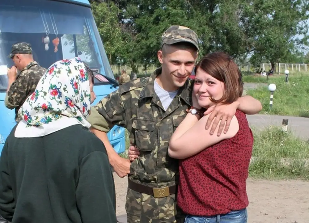 Родной солдат. Встреча военного с родными. Посещение военнослужащих родственниками в армии. Солдат и родные. Семьи и родственники военнослужащих.