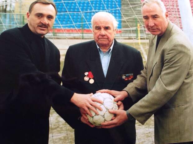 С братом Виктором (слева) и отцом. С братом Виктором (слева) и отцом.