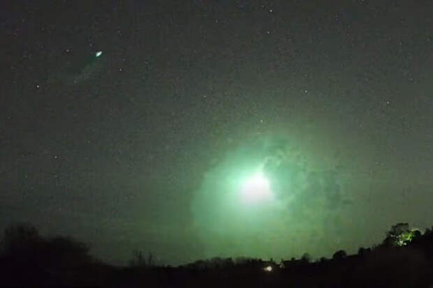 Daily Mail: очевидцы в Великобритании засняли пролет ярко-зеленого болида