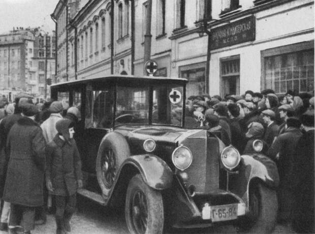 Фото 1933-1934 гг. Смоленская улица. Скорая помощь на вызове скорая, скорая помощь. ретро фото