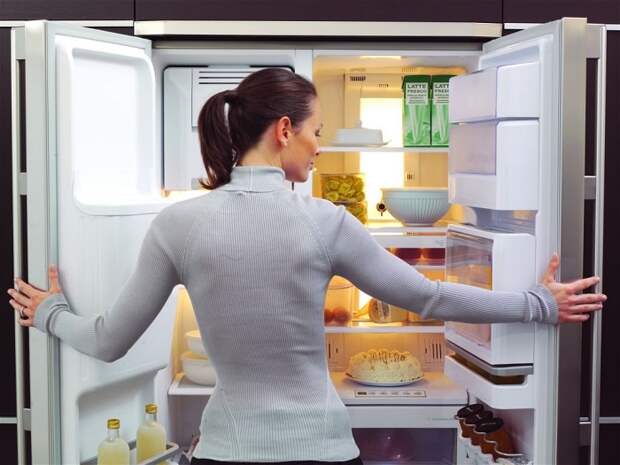 Ежедневно проводите ревизию в холодильнике. / Фото: postila.ru