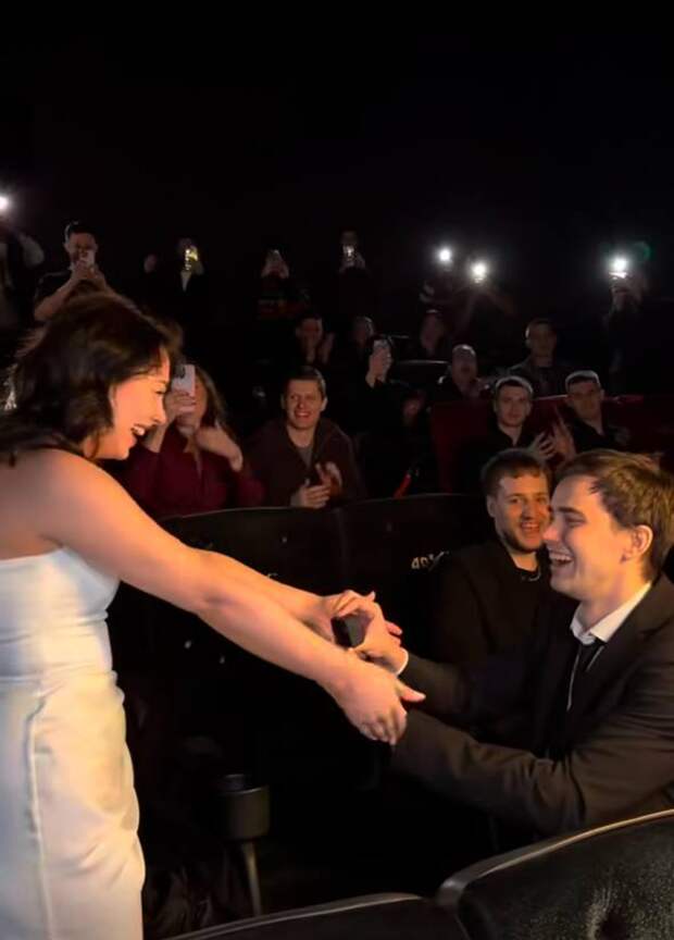 Звезда «Трудных подростков» Виталий Андреев публично сделал предложение возлюбленной в свой день рождения