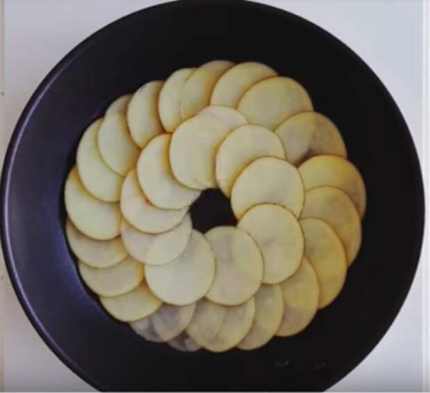 Картошку лучше нарезать кругами средней толщины.