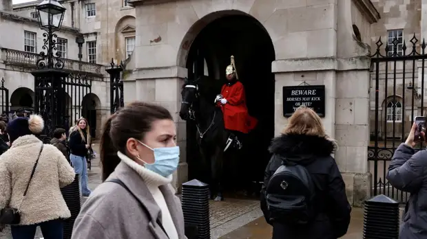 Британия выделит нуждающимся странам £105 млн на борьбу с «омикроном»