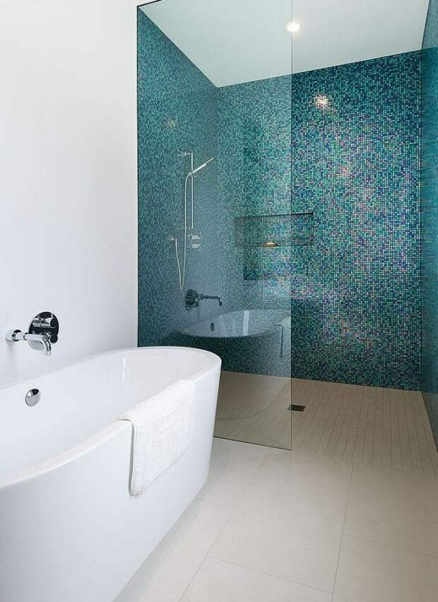 Оригинальная ванная с мелкой мозаичной плиткой разнообразных оттенков