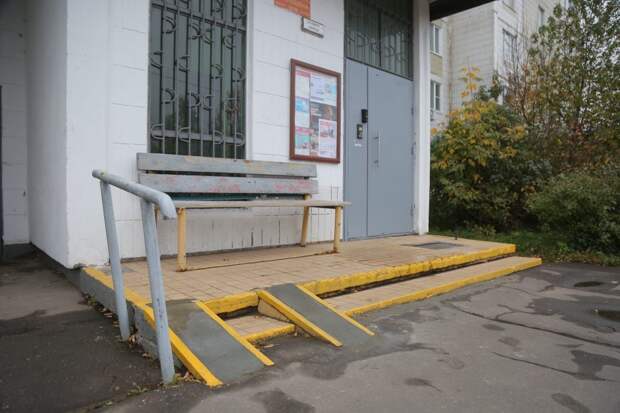 В подъезде дома на Ботанической установили доводчик двери