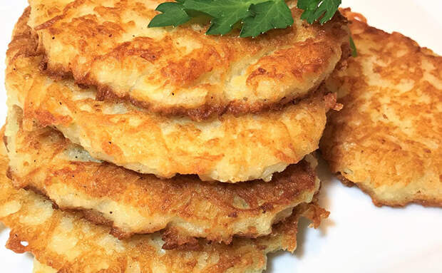 Золотистые нежные драники: хрупкие и хрустящие. Тот самый рецепт из детства