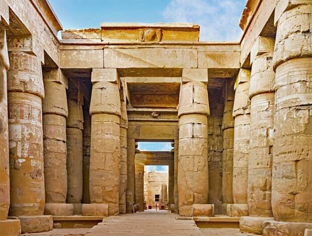 Внутренний двор Храма Хонсу окружен двойными рядами колонн, которые можно считать каменным папирусом, сохранившим часть истории Древнего Египта (Karnak Temple). | Фото: thediscoveriesof.com.